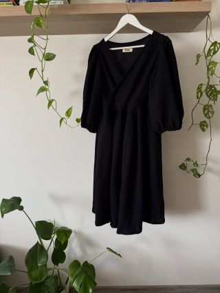 Černé zavinovací mušelínky na přání 🖤 Pokud chceš taky svoje šatičky, stačí napsat do zpráv 📩 #emies #saty