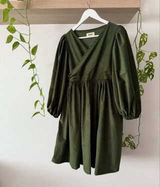 Lehký zelený manšestr na přání 🤍 Pokud chceš taky svoje šatičky, stačí napsat do zpráv 📩 #emies #saty