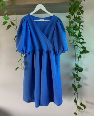 Krásné modré mušelínky na přání 💙 s páskem a kříženým topem. Pokud bys chtěla také svoje šatičky, stačí napsat do zpráv 📩...