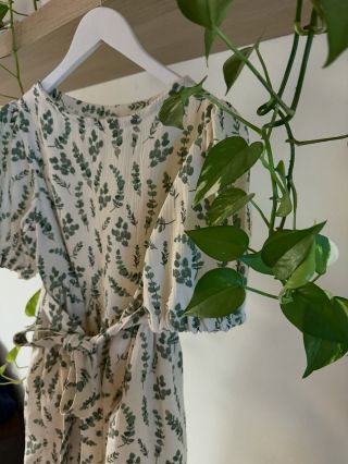 Eukalyptus na mušelínu na přání 🌱 Pokud chceš také stihnout svoje šatičky, už poslední měsíc, co beru objednávky 🥹 🫶🏻...