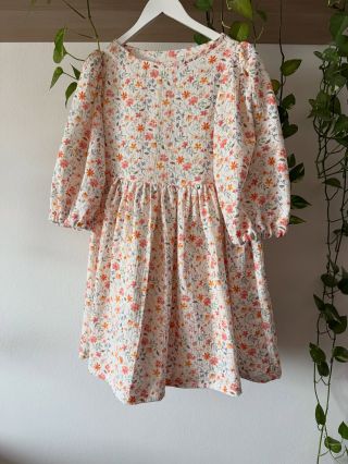 I přes podzimní počasí mi stále chodí objednávky na kytičkové šatičky a já to Miluju 🥰 tyhle mušelínky na přání pro...